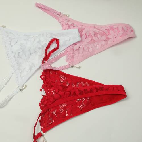 string en dentelle avec de petite perles de chaque coté