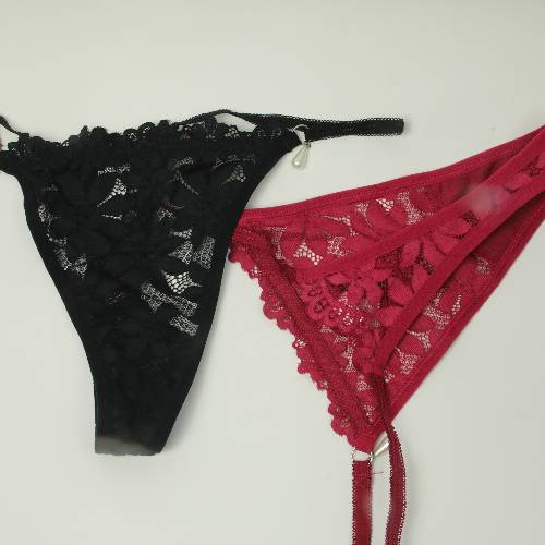 string en dentelle avec de petite perles de chaque coté