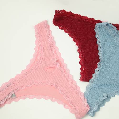 string avec de petit dentelle sur les bords