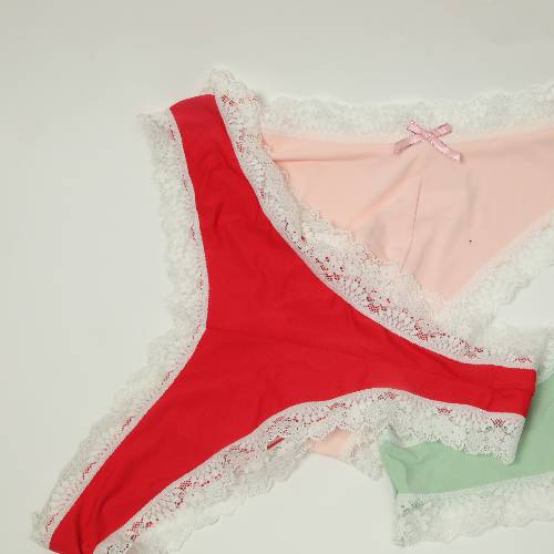 string en soi avec des dentelle sur les bords