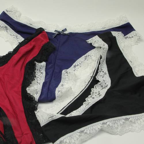 string en soi avec des dentelle sur les bords