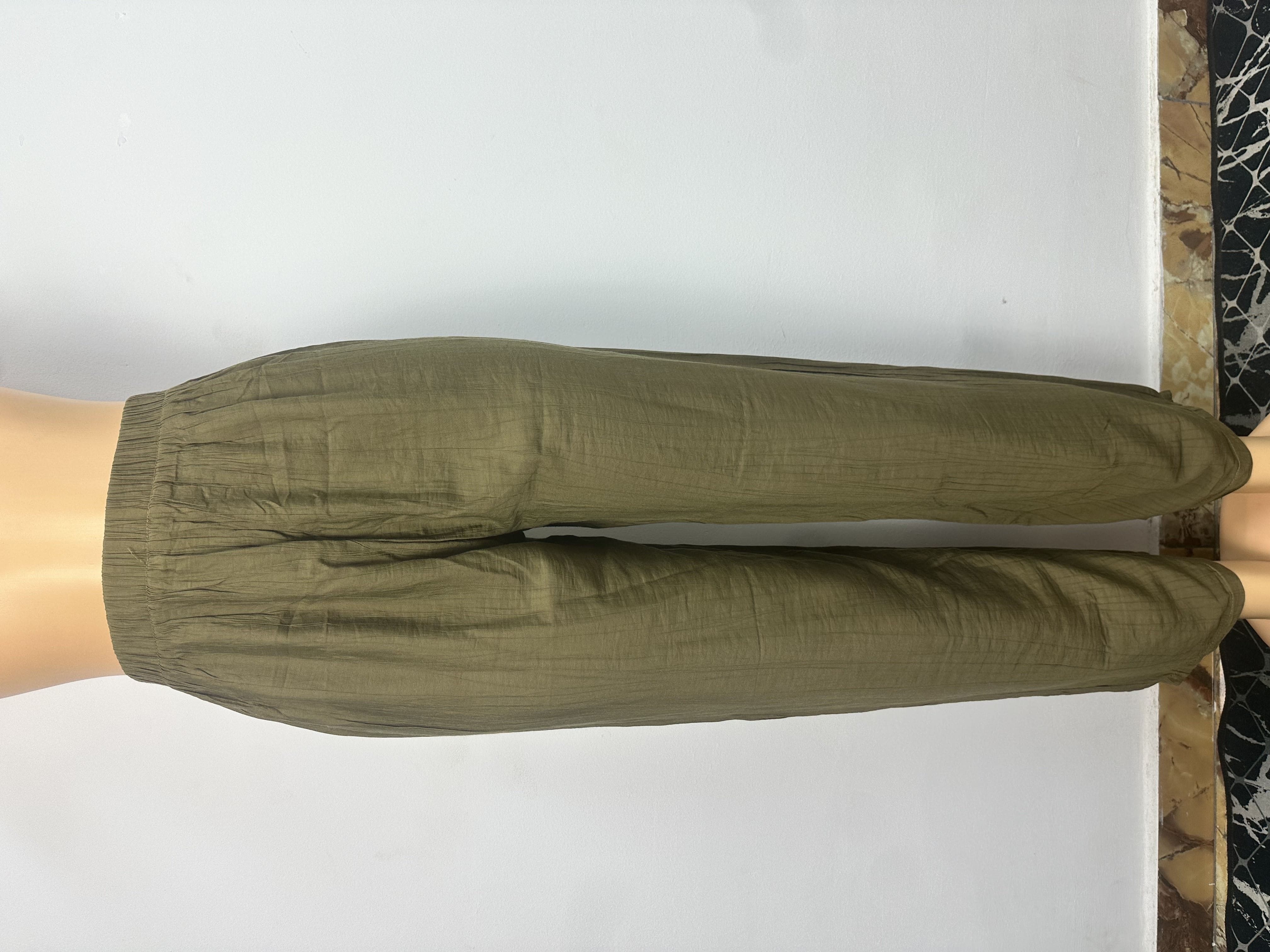 Pantalon vert olive uni, il est doté d'une ceinture élastique et ne présente ni boutons ni cordons de serrage.