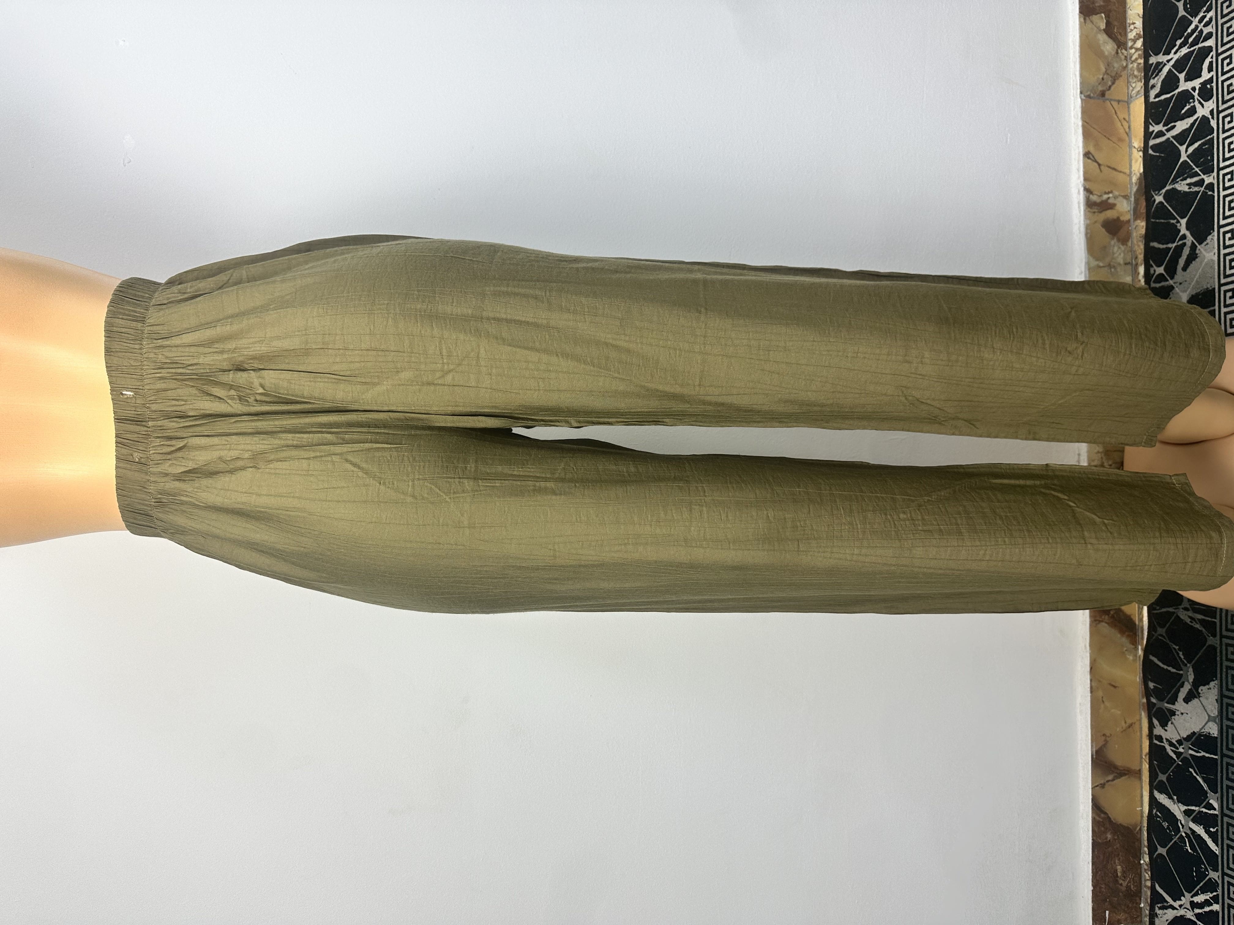 Pantalon vert olive uni, il est doté d'une ceinture élastique et ne présente ni boutons ni cordons de serrage.
