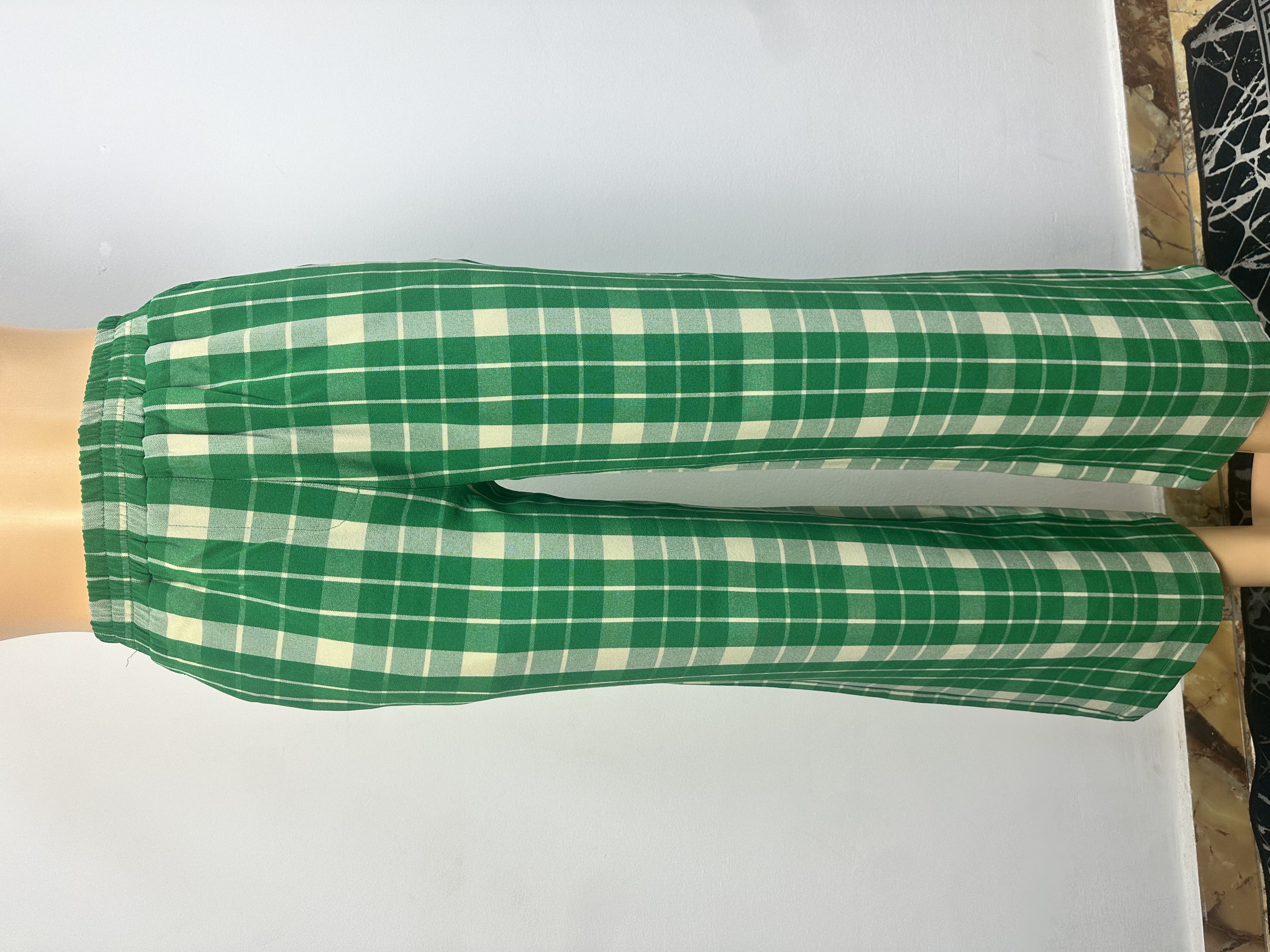 Pantalon vert, à carreaux blancs, il est doté d'une ceinture élastique et ne présente ni boutons ni cordons de serrage.