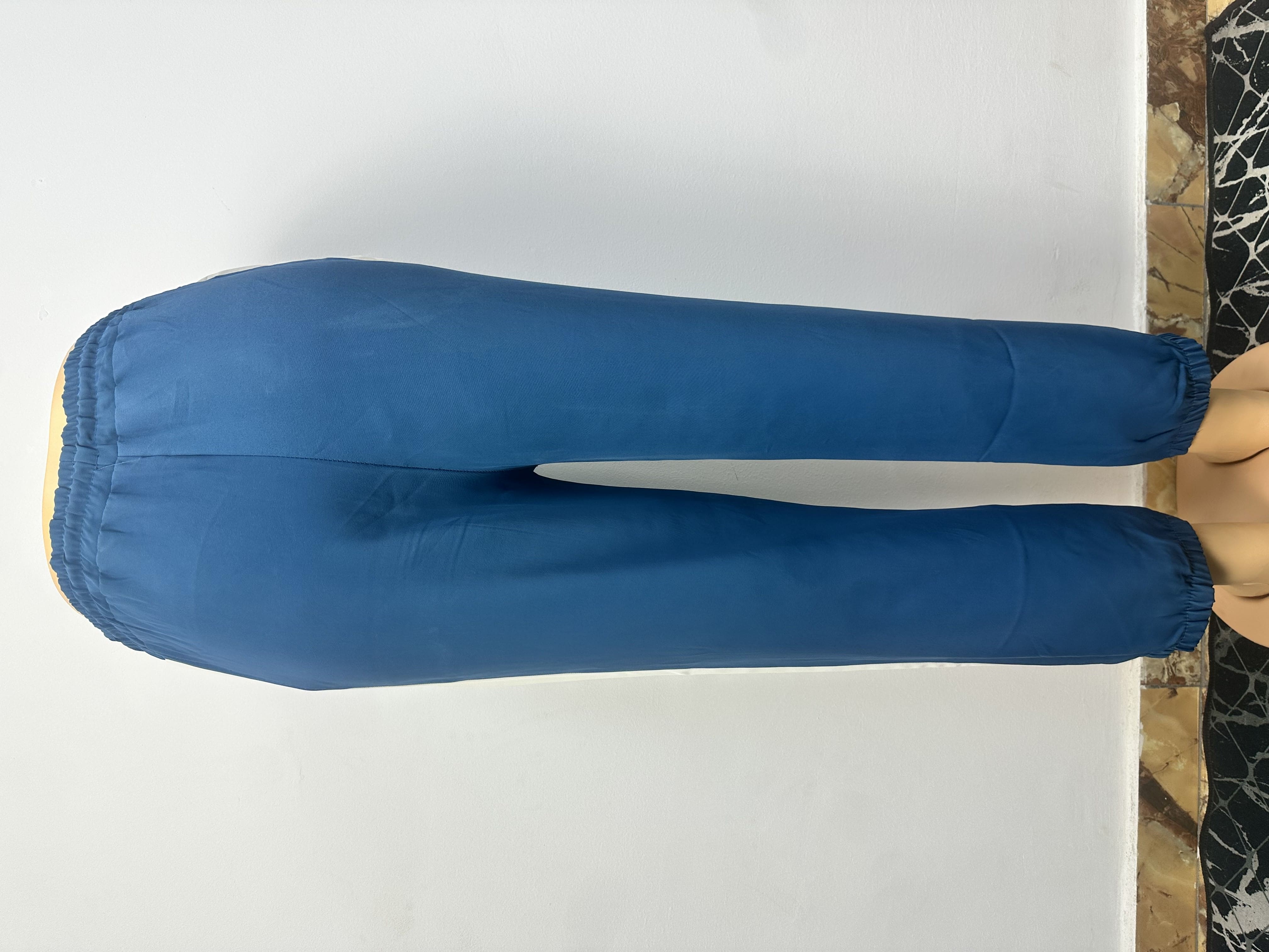 Pantalon bleu foncé avec des bandes latérales blanches, avec une ceinture élastique et un cordon de serrage blanc.