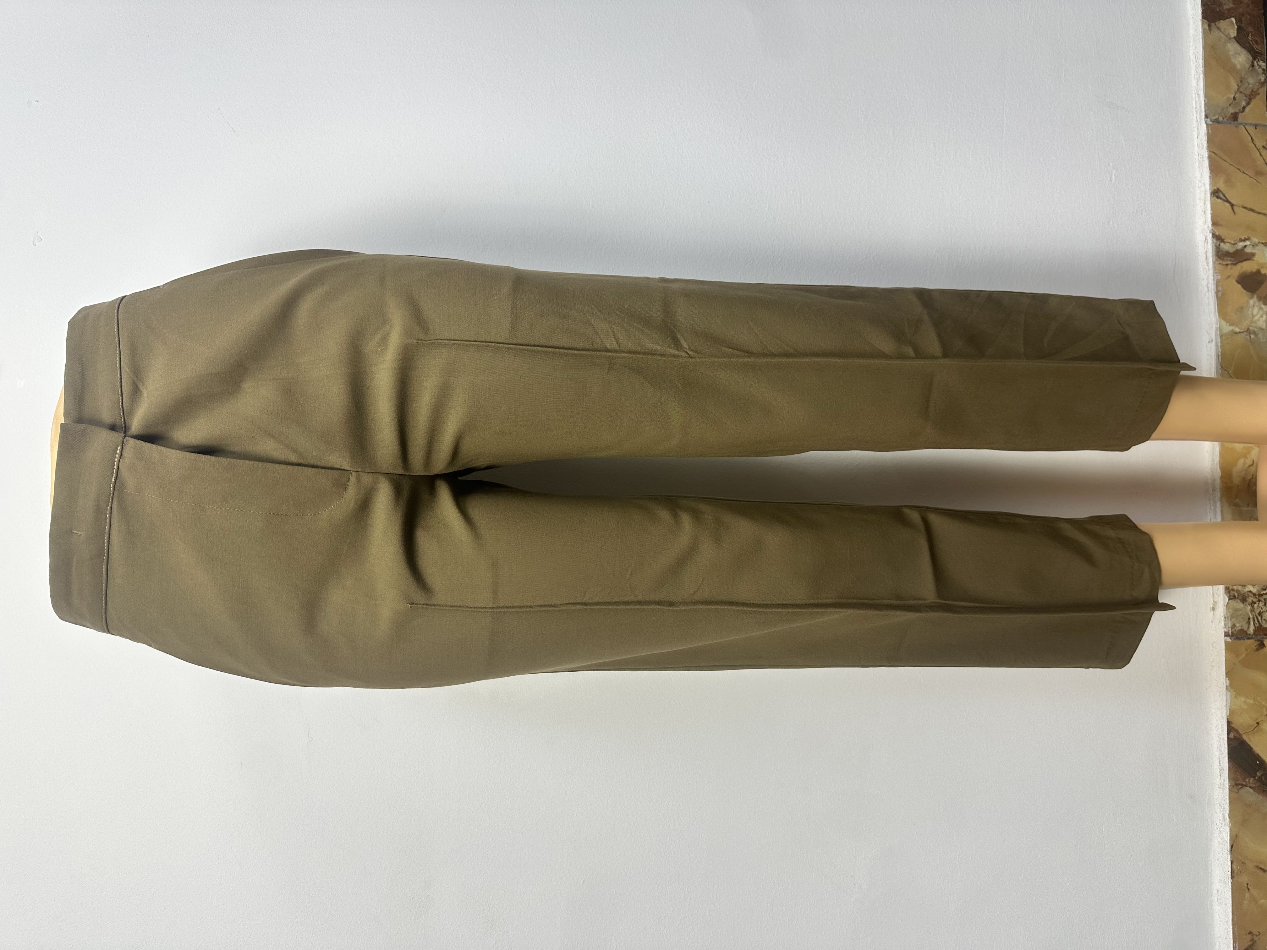 Pantalon marron olive uni, avec ceinture ajustée, passants et fermeture boutonnée.