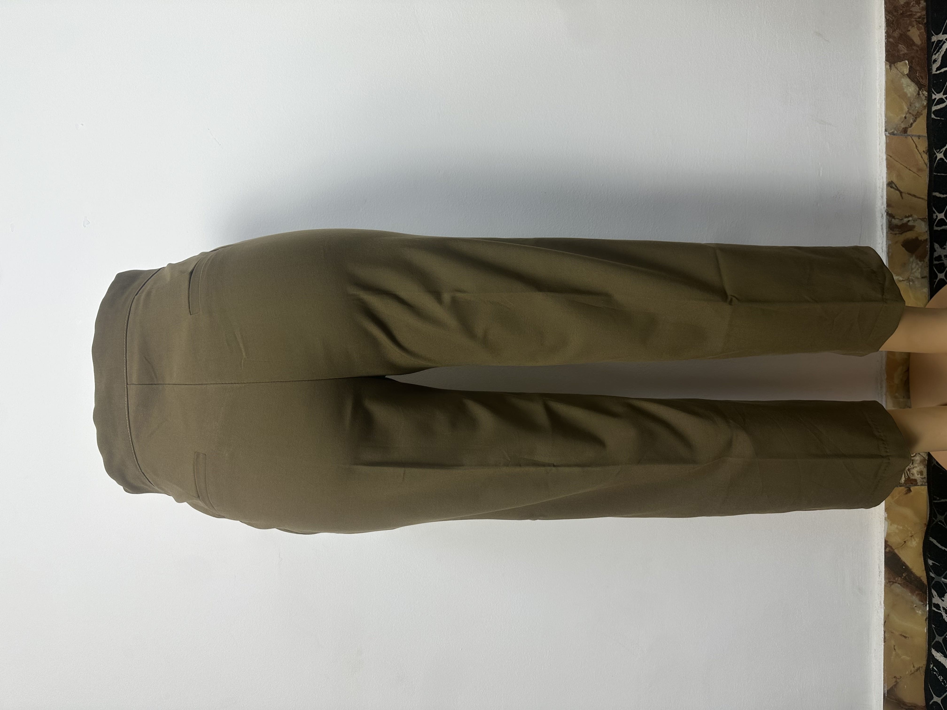 Pantalon marron olive uni, avec ceinture ajustée, passants et fermeture boutonnée.