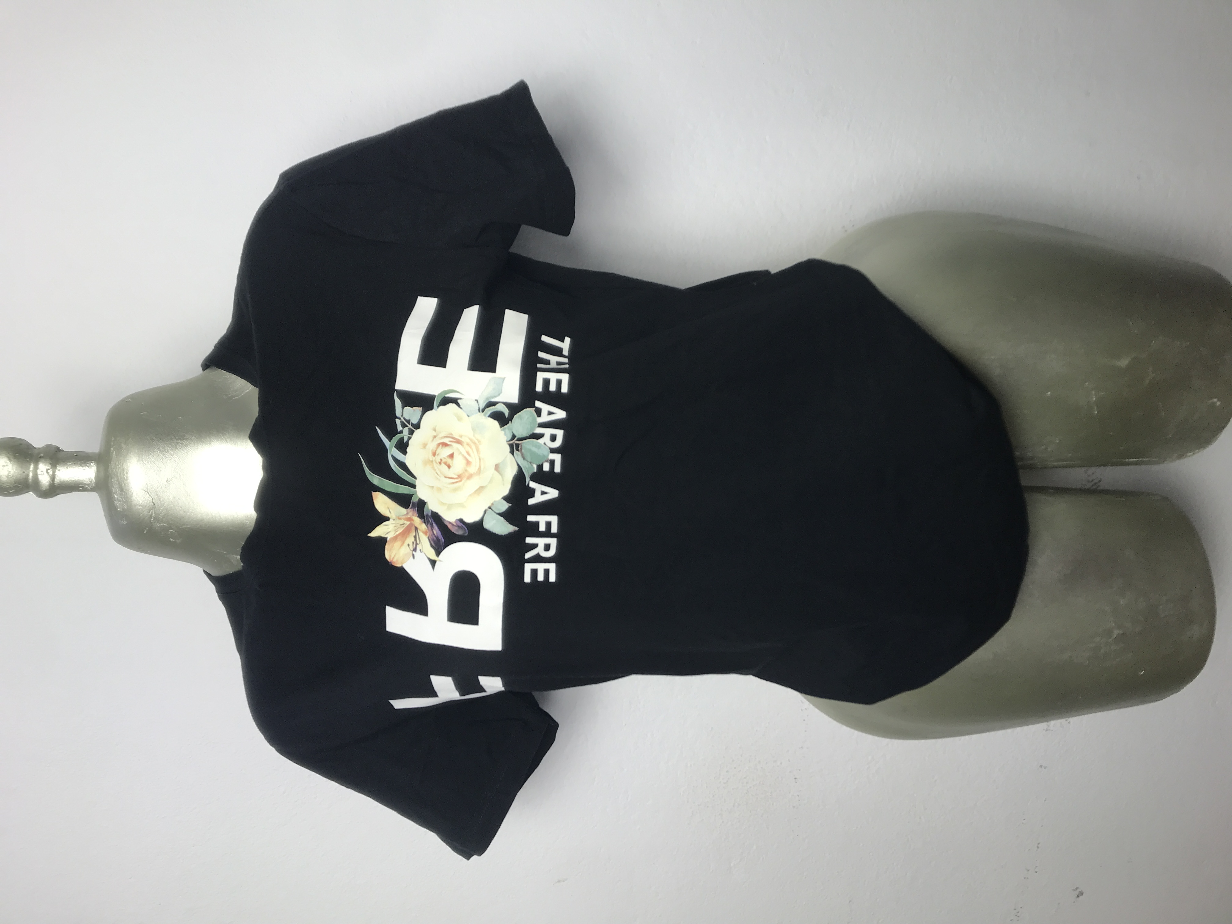 T-shirt noire à fleurs Taille S M